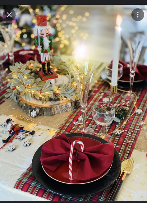 Christmas Party Table Decorations, Tea Table Settings, Images Noêl Vintages, Christmas Party Table, Round Table Decor, Vintage Christmas Images, Christmas Tree Inspiration, Christmas Brunch, Warm Christmas