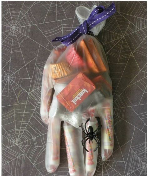 Halloween Aesthetic Costume, Halloween Snacks Diy, Diy Halloween Treat Bags, Aesthetic Wallpaper Halloween, Kindergarten Halloween Party, Halloween Treat Bags Diy, Halloween Aesthetic Wallpaper, Cute Halloween Treats, Outdoor Halloween Decor