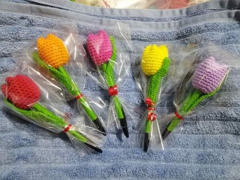 Crochet Pens, Pencil Crochet, Pencil Topper Crafts, Crochet Valentine Patterns, Crochet Quote, Crochet Diy Tutorial, Crochet Gloves Pattern, Crochet Classes, Bead Crafts Diy