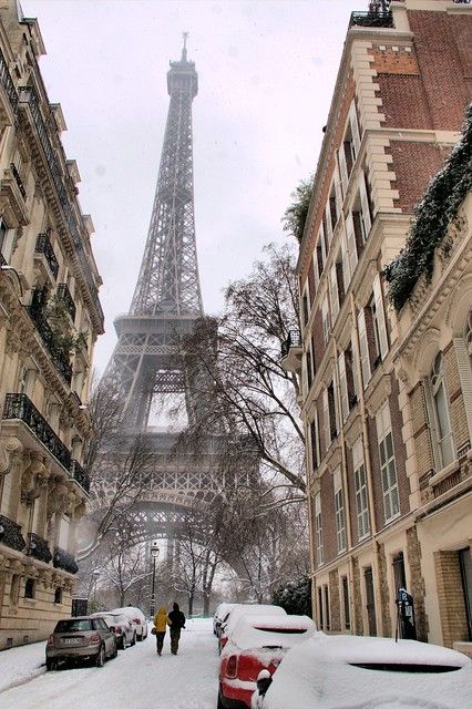 Paris Winter, Christmas In Europe, Paris Dream, Paris Vibes, Parisian Life, Europe Winter, Paris Aesthetic, Snowy Day, The Eiffel Tower