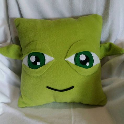 Star wars yoda pillow by Artbymayra on Etsy Star Wars Baby Room, Star Wars Sewing, Star Wars Ideas, Star Wars Pillow, Superhero Pillow, Star Wars Classroom, Star Wars Quilt, Yoda Star Wars, Star Wars Crafts