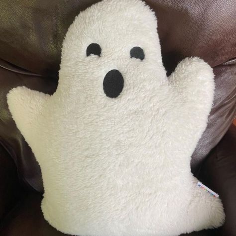 Cat Pillow Diy, Cute Ghost Decor, Diy Ghost Pillow, Ghost Pillow Pattern, Ghost Pillow Diy, Crochet Ghost Pillow, Ghost Cushion, Halloween Pillows Diy, Tj Maxx Halloween