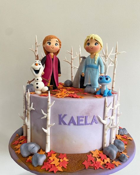 Frozen 2 Cake, Anna Birthday Cake, Cookies Frozen, Flower Cookies Bouquet, Frozen Decor, Frozen Birthday Party Cake, Frozen Themed Birthday Cake, Frozen Halloween, Frozen Birthday Party Decorations