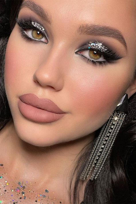 soft glam makeup , neutral makeup look, wedding make up, bridal makeup look, wedding makeup ideas Mac Glam Makeup, Full Glam Makeup Looks Glitter, Silver Glam Makeup, Smokey Bridal Makeup, Glitter Glam Makeup, Sparkly Eye Makeup, Makeup Neutral, Disco Makeup, Vampy Makeup