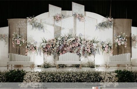 Wedding Pelamin Aesthetic, Dekorasi Pernikahan Modern Wedding Decorations, Moodboard Wedding Decoration, Dekor Pelaminan Modern, Pelaminan Aesthetic, Wedding Reception Stage Decorations Backdrops, Wedding Decorations Indoor Elegant, Red Gold Wedding Decorations, Reception Stage Decoration Backdrops