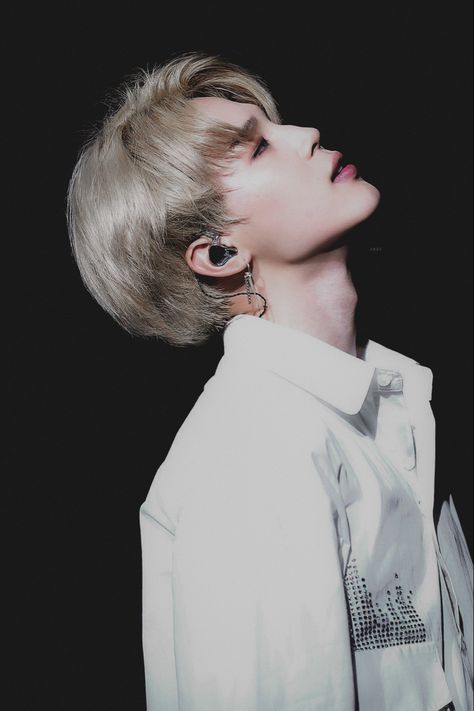 LOOK AT HIS JAWLINE PARK JIMIN IS GOD Jimin Wattpad, Jimin Pictures, Bts Photo, Bts Funny, Park Jimin, Bangtan Sonyeondan, Good Music, Antonio Mora Artwork, The Story