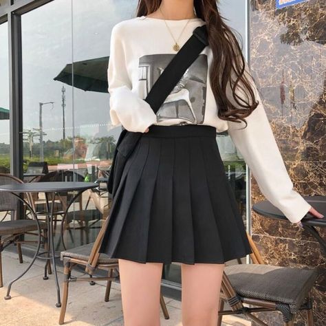 Pleated Skirt Outfit Short, Korean Skirt Outfits, Black Pleated Skirt Outfit, Mini Skirt Outfit Winter, Pleated Skirt Outfits, Casual Shorts Outfit, Skirt Outfits Korean, A Line Skirt Outfits, Black Mini Skirt Outfit