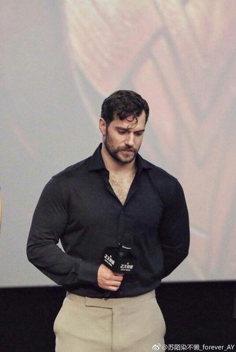 Justice League Cast, Henry Cavill Justice League, Henry Cavill Shirtless, Henry Cavill News, Funny Interview, Chinese Fans, Temple Of Heaven, Henry Williams, Fan Photo