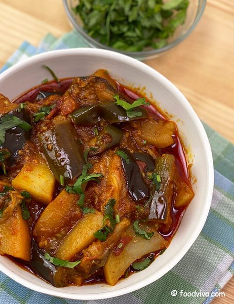 Aloo Baingan Recipe Punjabi, Baigan Aloo Recipe, Aloo Baingan Recipe, Potato Curry Indian, Indian Eggplant Curry, Achari Baingan, Baigan Recipes, Potato Sabji, Indian Eggplant