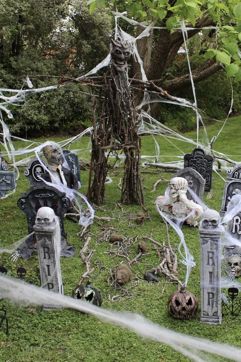 Halloween Graveyard Ideas, Foam Tombstones, Chic Party Ideas, Funny Decorations, Halloween Cemetery, Halloween Garage, Halloween Attractions, Tree Monster, Skeleton Figure