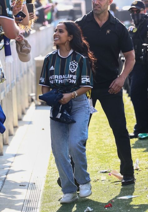 Becky G Football, Soccer Wives Outfits, Becky G Soccer Outfits, Soccer Games Outfit, Celebrities Wearing Soccer Jerseys, Soccer Game Fits Women, Soccer Game Outfits Aesthetic, Soccer Event Outfit, How To Style A Soccer Jersey Women