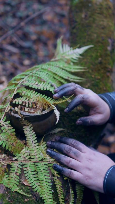 Hedge Witch Aesthetic Outfit, Swamp Witch Character Design, Forest Witch Aesthetic Fashion, Hedge Witch Aesthetic, Forest Witch Outfit, Forest Witch Fashion, Dark Forest Witch, Forest Ritual, Forest Goth