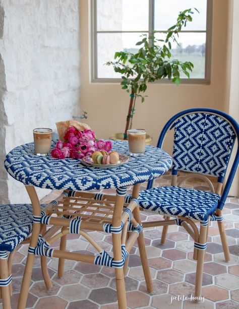 French Bistro Chairs, Aluminum Patio Furniture, Bistro Furniture, Outdoor Patio Furniture Sets, French Bistro, Bistro Chairs, Country Style Homes, Outdoor Patio Decor, Country House Decor