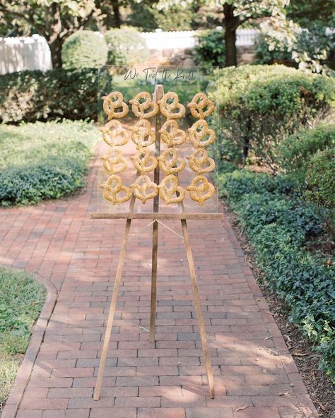 Vow’d Weddings on Instagram: “Salty or sweet? 🥨 @savethedatedesigns with the wedding inspo 😍” Pretzel Display, Pretzel Board, Pretzel Wall, Pretzel Wedding, Wedding Pretzels, Pretzel Bar, Philips Screwdriver, Treat Board, Pretzel Bars