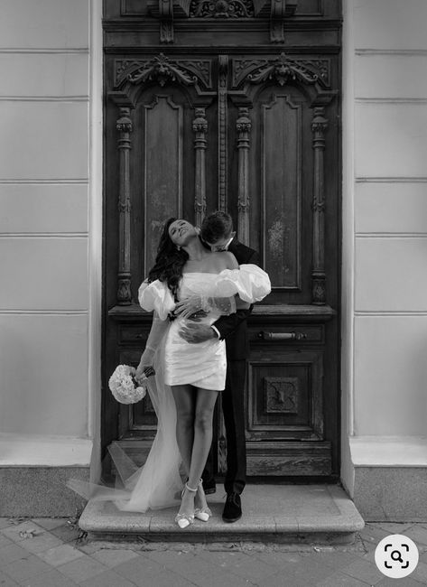 Engagement Photos With Veil, Vintage Engagement Photoshoot Romantic, Civil Wedding Pictures Ideas, Modern Wedding Photos, Elopement Photography Courthouse, Classy Engagement Photos, Wedding Couple Pictures, Courthouse Wedding Photos, Wedding Portrait Poses