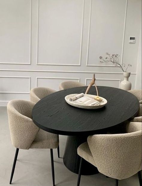 Black In Interior Design, Black And Cream Dining Table, Dining Room Modern Minimalist, Black And Beige Dining Room, Dining Table For Small Spaces Apartments, Black Dinner Table, Christmas Dining Table Decorations, Dining Table Decorations, Minimalist Furniture Design