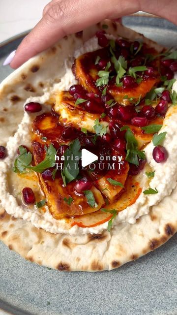 Elizabeth (Lilly) Assender on Instagram: "Harissa honey halloumi flatbreads 😮‍💨

I’ve been making these on REPEAT so so sooo yum! 

Ingredients 
1 flatbread, I used @mydelikitchen greek style flatbread 
Halloumi 
Honey 
Roughly 1 heaped tsp harissa @bartingredients 
Hummus 
Pomengrate seeds 
Fresh parsley 
Optional: more honey to drizzle over 

#halloumi #quicklunch #lunchideas #flatbreads" Hot Honey Halloumi Flatbread, Hot Honey Halloumi, Halloumi Pizza, Halloumi Flatbread, Harissa Halloumi, Greek Style Flatbread, Honey Halloumi, Hummus Flatbread, Halloumi Recipes