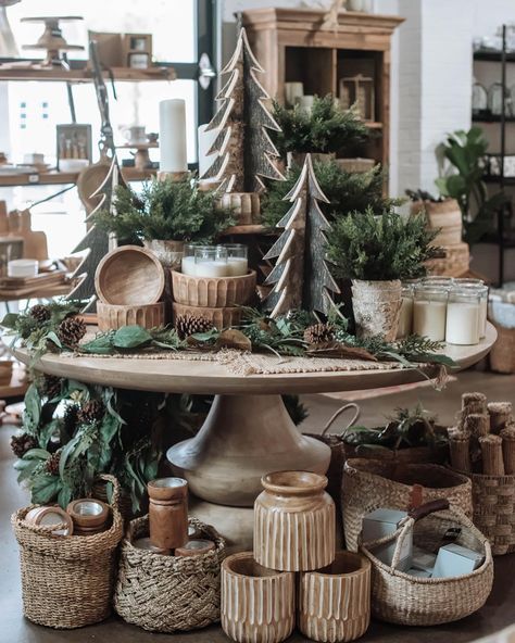 Holiday Merchandising Retail, Christmas Boutique Display Ideas, Round Table Merchandising Retail Displays, Rustic Christmas Window Display, How To Display Small Items, Christmas Market Table Setup, Christmas Displays Retail, Holiday Retail Display, Christmas Boutique Ideas