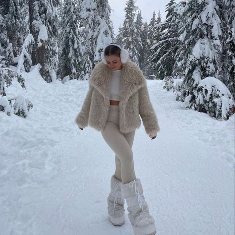 Alaska Outfits, Snow Outfits For Women, Snow Fits, Ski Trip Outfit, Winter Outfits Snow, Snow Photoshoot, Winter Travel Outfit, Japan Outfit, Winter Fashion Outfits Casual