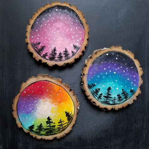 Wood Log Art, Hand Painted Coasters Wood Slices, Painted Wood Circles Wall Art, Painting On Small Wood Pieces, Painted Wood Discs, Wood Cookies Ideas, Wooden Coaster Painting Ideas, Wood Coasters Diy Painted, Wood Slice Art Paint