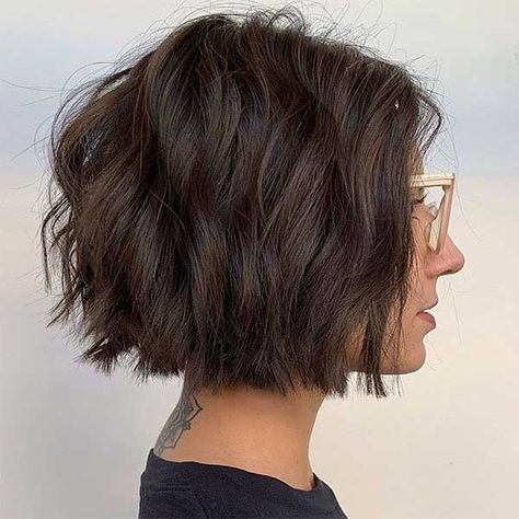 2024 Short Hair Trends For Women, Lovely Hairstyles, Trendy We Fryzurach, Spring Haircuts, Haircuts 2024, Short Dark Hair, Layered Bob Haircuts, Easy Hair Cuts, Chic Hair