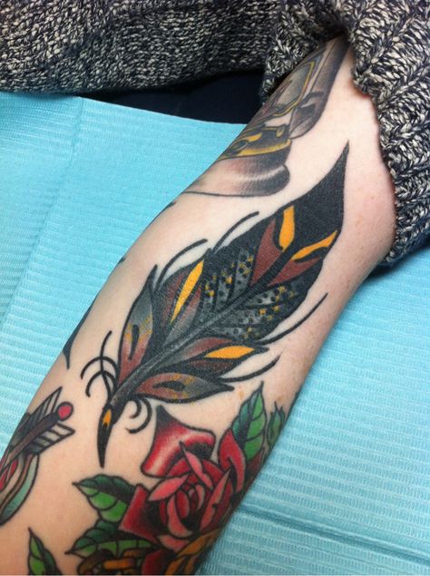 Traditional feather tattoo Wanted Tattoo Design, Traditional Feather Tattoo, Wanted Tattoo, Traditional Tattoo Reference, Tattoo Feather, Traditional Tattoo Inspiration, Feather Tattoo Design, Trendy Tattoo, Rosen Tattoo