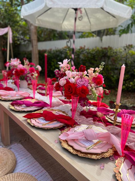 Outside Brunch Ideas Decoration, Dark Pink Table Setting, Pink Red White Table Setting, Pink Backyard Dinner Party, Pink Theme Table Setting, Hot Pink Picnic Party, Dinner At Tiffanys, Pink Brunch Set Up, Pink Party Table Setting