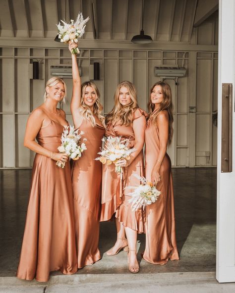 Mumu Weddings on Instagram: “Copper Luxe everythingggg 😍✨ #copperluxemumu” Copper Bridesmaids Dresses Wedding, Peach Color Bridesmaid Dresses, Copper Bridesmaid Dresses, Fall Bridesmaid, Peach Bridesmaid, Brown Bridesmaid Dresses, Peach Bridesmaid Dresses, Rust Bridesmaid Dress, Copper Dress