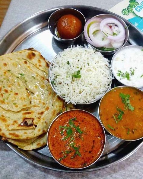 North Indian Thali, Lunch Indian, Paneer Gravy, North Indian Food, Butter Naan, Delicious Food Image, Indian Thali, Indian Lunch, Dal Tadka