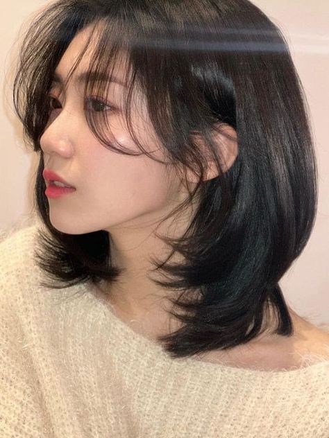 voluminous layered shoulder length hair with side bangs Korean Hair Shoulder Length, Layered Shoulder Hairstyles, Lob Haircut Layered Face Framing, Short Soft Layers, Medium Length Soft Layers, Mid Hair Cuts For Women, Korean Medium Haircut, Mid Length Hair Cuts With Layers, Shoulder Length Hair Layered