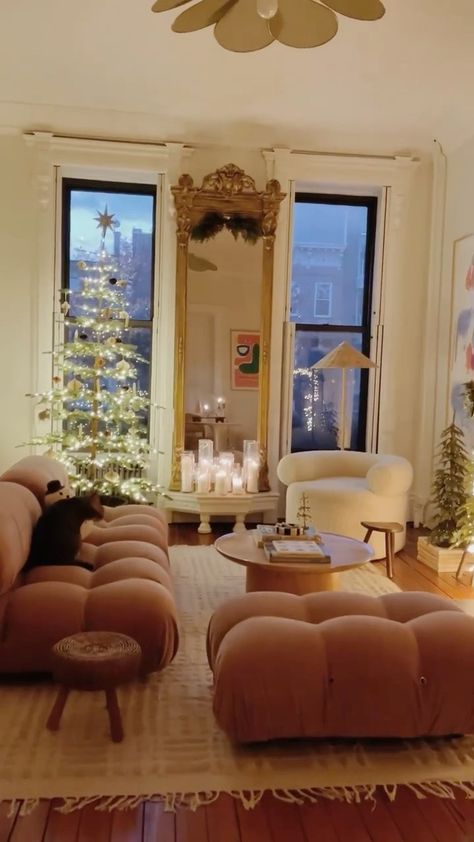 mydomaine on Instagram: Cozy cozy. (Via @reserve_home) #MyDomaine Interior Design Living Room Minimalist, Art Gallery Interior Design, Minimalist Art Deco, Yellow Wall Decor, French Apartment, Wall Decoration Ideas, Christmas Apartment, Art Deco Interior Design, Apartment Chic