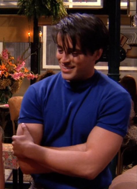 Male Tv Characters, Mat Leblanc 90s, Joey Tribbiani Outfits, Joey Outfits, Friends Wardrobe, Chandler Friends, Joey Friends, 90s Actors, Matt Leblanc