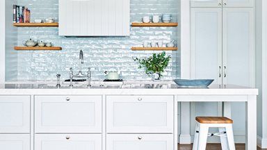 Take your kitchen from cluttered and chaotic to calm and organised: this is our ultimate guide to kitchen storage. White Coastal Kitchen, Hampton Style Kitchen, Shelving Kitchen, Kitchen Looks, Hamptons Kitchen, Design Homes, Homes To Love, Wagga Wagga, Beautiful Kitchen Designs