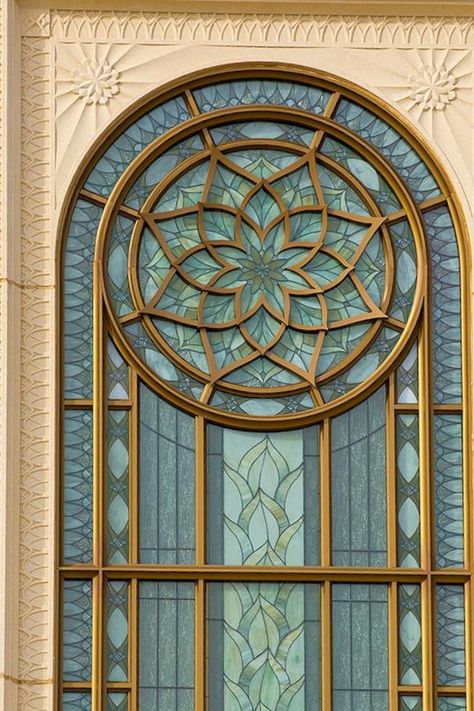 Beautiful Windows on Gilbert, Arizona LDS Temple Gospel Photography, Gilbert Arizona Temple, Gothic Details, Gothic Window, Gothic Windows, Motif Art Deco, Gilbert Arizona, Round Window, زجاج ملون