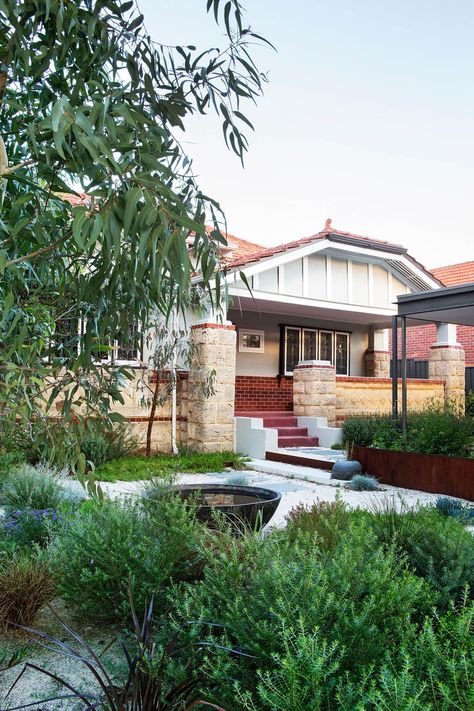 California Bungalow facade and front garden. When homeowners Kevin and Bec were house hunting in 2004, their only real criterion was that it had to be a bungalow; if possible, a period structure that was largely untouched. They found what they were looking for in this 1930s abode in Perth’s north-west | Photography: Angelita Bonetti California Bungalow Australian, California Bungalow Interior, 1930s House Exterior, 1930s Bungalow, Renovation Exterior, Bungalow Interior, Property Renovation, California Bungalow, Homes To Love