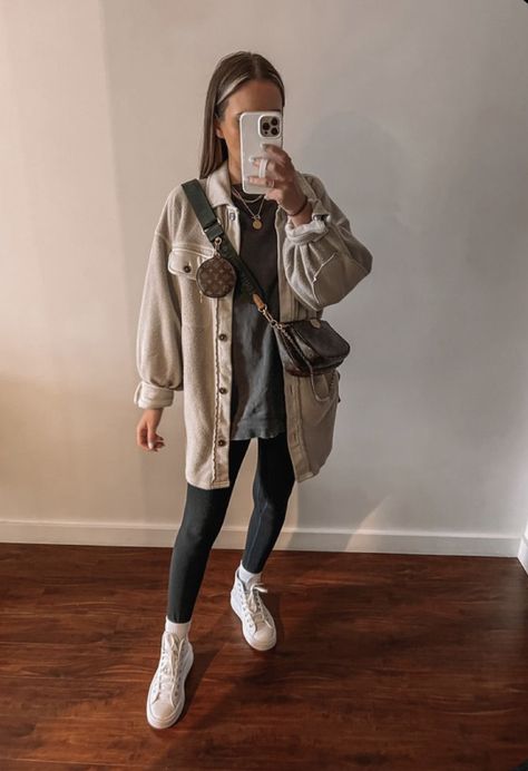 In Between Weather Outfits Casual, Sneaker Work Outfits Women Winter, Rainy Day Outfit For Fall Casual, Mom Looks Casual Winter, Brewery Hopping Outfit, Outfit Inspo Sweatshirt, Casual Outfits Athleisure, Fall Outfit Inspo 2022 Casual, Fall Winter Casual Outfits