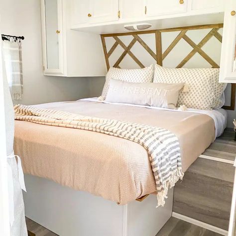 16 Cozy RV Bedrooms That Will Make You Want to Cuddle In Bed Trailer Bedroom, Neutral Winter Decor, Rv Inspiration, Cuddles In Bed, Airy Bedroom, Rv Renovation, Headboard Ideas, Diy Camper Remodel, Cushion Headboard