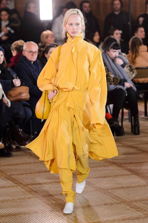 Sunny Delight-yellow is the ultimate mood enhancer. Wear it head to toe - with a splash of optic white - and consider it therapy for those inevitable post-holiday blues.  [i]Lemaire autumn/winter 2018.[/i] Post Holiday Blues, Holiday Blues, Monochromatic Outfit, Post Holiday, Yellow Outfit, 2018 Fashion, Rabbit Hole, Red Outfit, Yellow Fashion