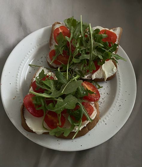 Tomato Toast Aesthetic, Cream Cheese Toast Aesthetic, Easy Breakfast Ideas Aesthetic, Healthy Toast Aesthetic, Toast Ideas Cream Cheese, Classy Breakfast Ideas, Toast Ideas Aesthetic, Healthy Meal Inspo Breakfast, Low Calorie Breakfast Aesthetic