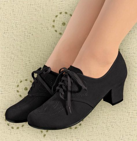 1930's style shoes Kasut Wanita, Vintage Style Shoes, Quoi Porter, Swing Dance, Vintage Heels, Mode Chic, Vintage Mode, Outfit Trends, Womens Shoes High Heels