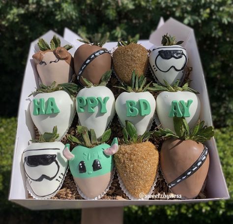 Starwars Strawberries, Star Wars Chocolate Covered Strawberries, Themed Chocolate Covered Strawberries, Star Wars Chocolate, Strawberries Bouquet, Treat Business, Star Wars Birthday Cake, Strawberry Ideas, Breakable Heart