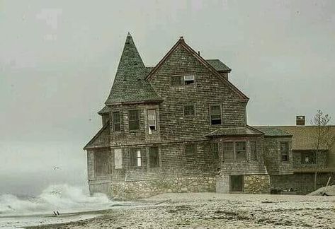 Rosebud, New England, USA...the sea is about to claim ownership of this abandoned beach house. Abandoned Beach, Haunted House Drawing, New England Usa, Seaside House, Old Abandoned Houses, Ghost Adventures, Port Royal, Island House, Building Art