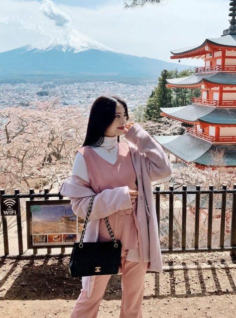 Sakura Season Outfit, Taipei Outfit, Japan Spring Outfit Travel, Japan Tourist Spots, Japan Travel Outfit, Spring Outfits Japan, Outfits Japan, Japan Ootd, Japan Pics