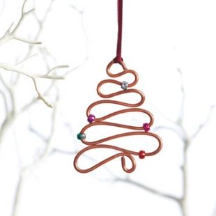 This pretty copper wire Christmas ornament makes the perfect gift - or decoration for your own tree. Copper Wire Christmas Tree, Copper Wire Art Diy, Wire Ornaments Diy, Copper Projects, Wire Bracelets Diy, Wire Jigs, Copper Decoration, Copper Wire Fairy Lights, Copper Wire Crafts