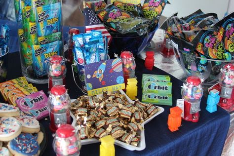 Candy table ideas for a space birthday party Outer Space Candy Table, Astronaut Candy Table, Space Theme Candy Table, Space Candy Table, Birthday Party Candy Table, Candy Table Ideas, Planet Party, Birthday Blast, Space Candy