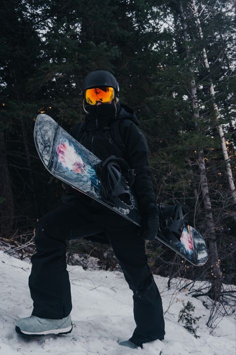 Ski Black Outfit, All Black Snowboarding Outfit, Black Snowboarding Outfit, All Black Ski Outfit, Snowboarding Photoshoot, Snow Boarding Outfits, Snowboarding Style Outfits, Cool Snowboarding Outfit, Snow Boarding Outfits Woman