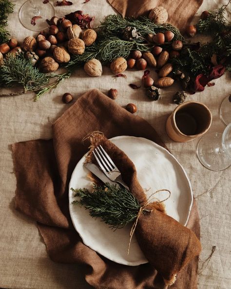 These are the Thanksgiving Table Decor Trends for 2023 - Yanko Design Natural Christmas Tablescapes, Natural Christmas Table Settings, Thanksgiving Table Settings Vintage, Christmas Brunch Decor, Organic Christmas Decor, Holiday Tablescapes Christmas, November Decorations, Table Settings Christmas, Christmas Table Ideas