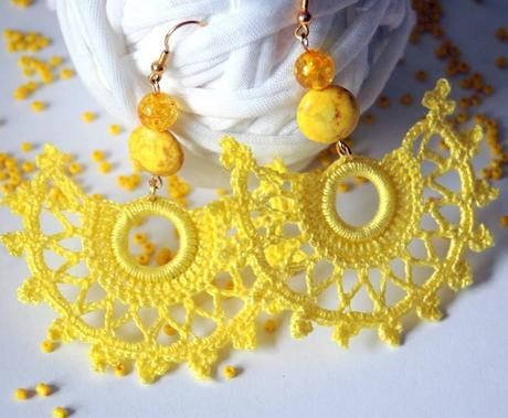 Como Son Los Aretes Tejidos? - Paperblog Knitting Earrings, Knit Earrings, Crochet Jewelry Necklace, Crochet Jewlery, Crochet Jewelry Patterns, Crochet Earrings Pattern, Crochet Bracelet, Textile Jewelry, Earring Patterns