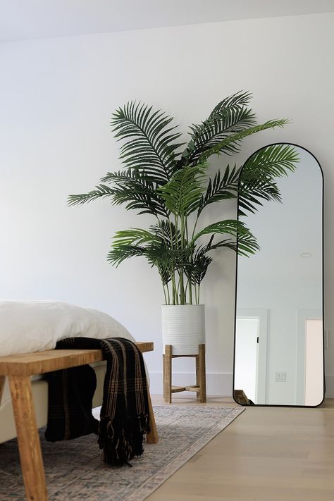 Inspiration & Decoration Ideas for the Home - Décors Véronneau Artificial Plant Decor Ideas, Minimalist House With Plants, Cute Plant Decor, White Room With Plants, Plant Stand Bedroom, Plant Stand Decor, Home Decor Plants, Wooden Plant Stand, Corner Plant