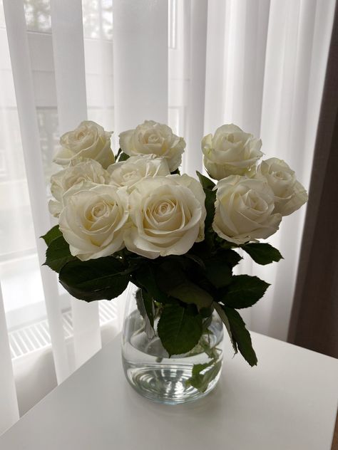 Widget Board, Girl Aesthetics, Beautiful Flowers Photos, Roses White, Flower Therapy, David Austin, Beautiful Bouquet Of Flowers, Small Vase, Beautiful Bouquet